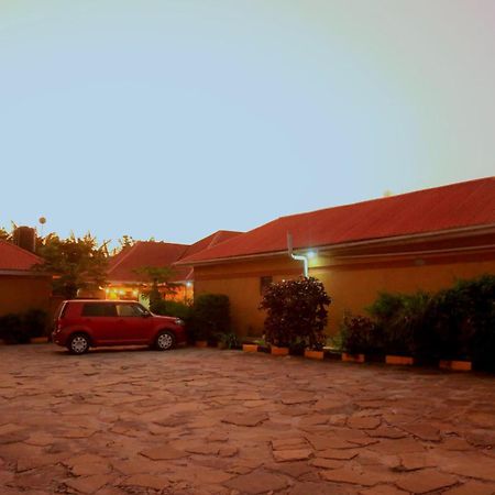 Palm Star Motel Fort Portal Екстер'єр фото