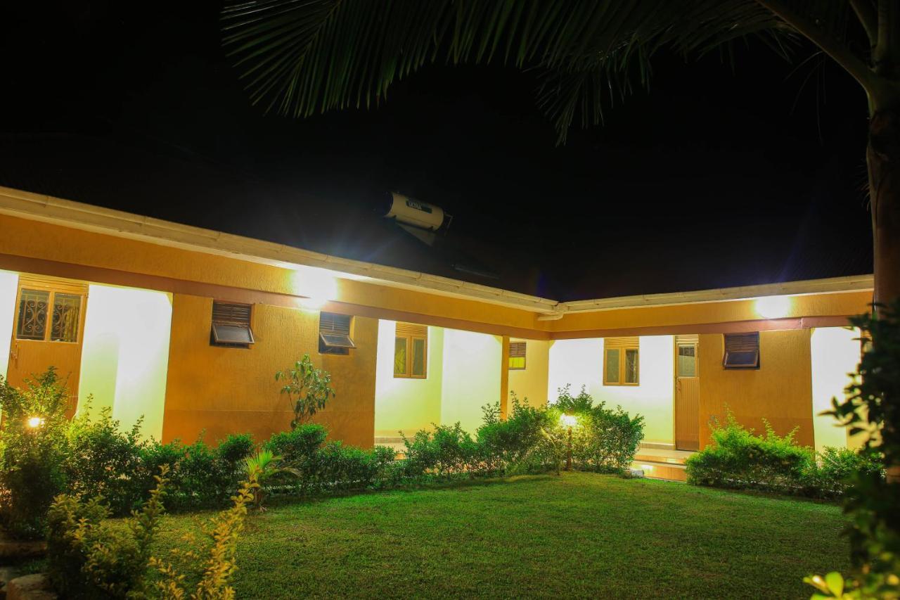 Palm Star Motel Fort Portal Екстер'єр фото