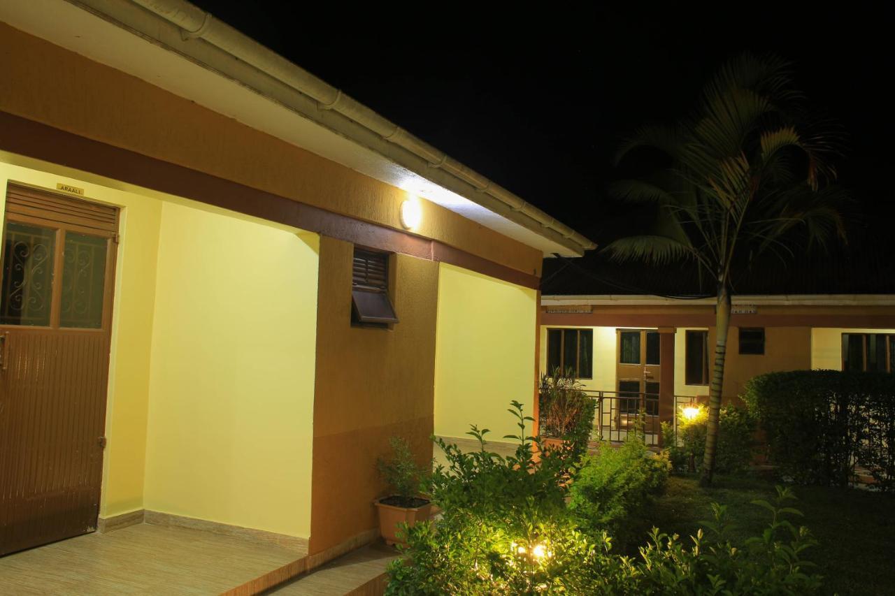 Palm Star Motel Fort Portal Екстер'єр фото