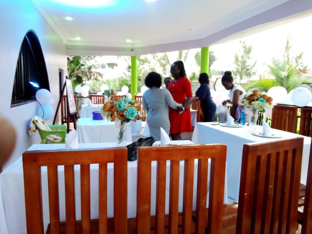 Palm Star Motel Fort Portal Екстер'єр фото