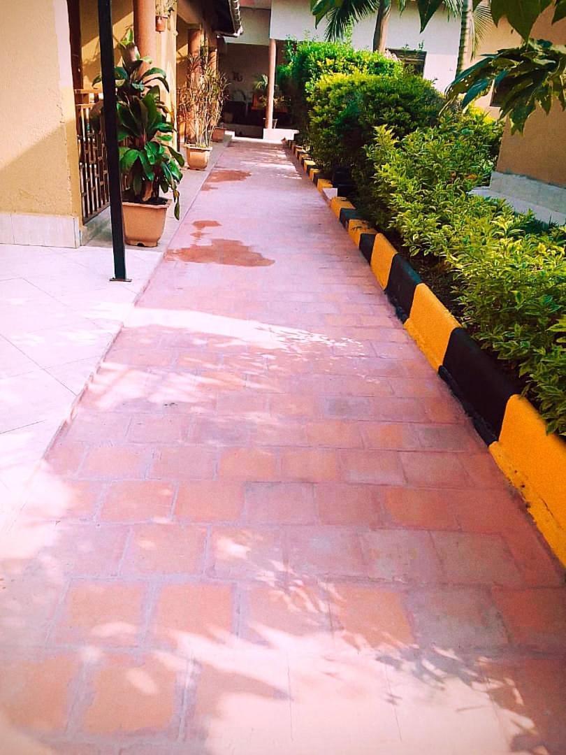 Palm Star Motel Fort Portal Екстер'єр фото